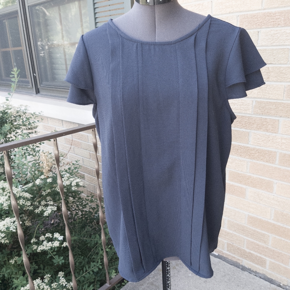 VGUC The Limited navy ruffled cap sleeve top, sz M